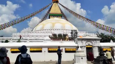 Katmandu, Nepal - 30 Eylül 2025: Boudhanath Stupa, Nepal 'in en büyük küresel stupalarından biridir. Kulesi Buda 'nın gözlerini tasvir eder.