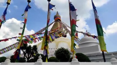 Katmandu, Nepal - 30 Eylül 2025: Boudhanath Stupa, Nepal 'in en büyük küresel stupalarından biridir. Kulesi Buda 'nın gözlerini tasvir eder.