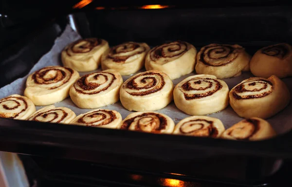 Şekerli çörekler ve tarçınlı fırın. Çörek günahı yapma süreci. Yakın plan. Seçici odak.