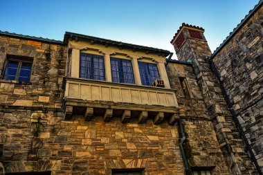 Pencere balkon taş duvar