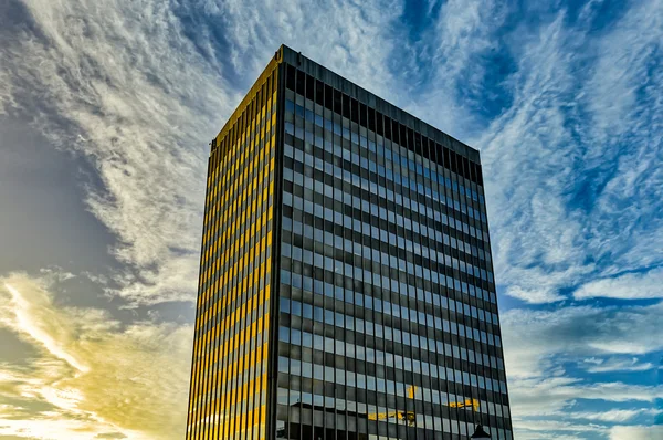 Random Building against a blue sky — Stock Photo, Image