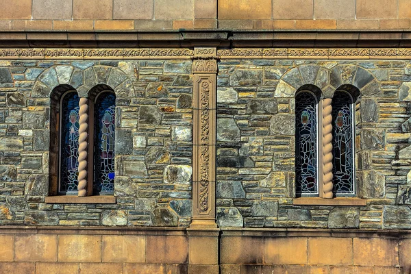 Taş duvarlar ile pencere eşiği