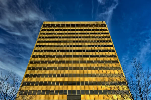 Véletlen épület ellen, blue sky — Stock Fotó