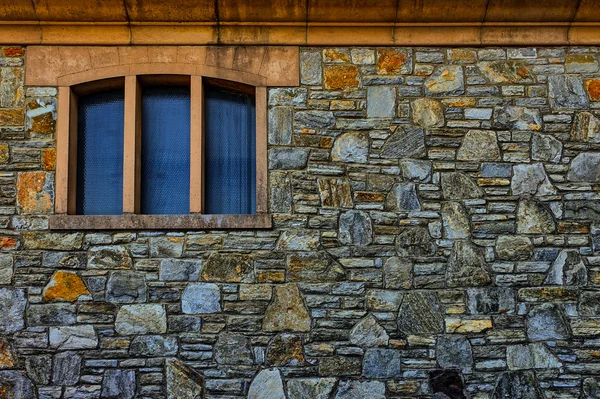 Taş duvarlar ile pencere eşiği