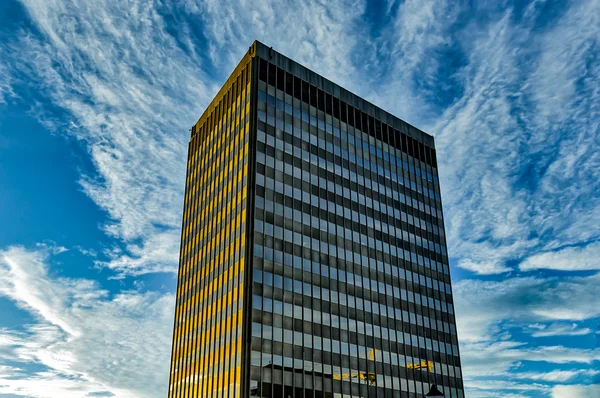 Random budova proti modré obloze — Stock fotografie