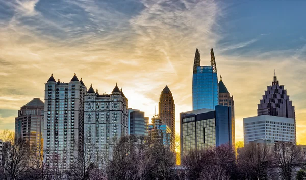 Coucher de soleil au centre-ville d'Atlanta avec des bâtiments au premier plan — Photo
