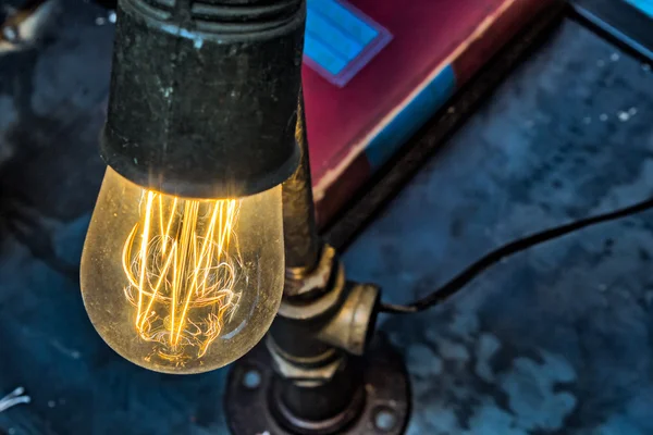 Vintage antigo Edison lâmpada luminária — Fotografia de Stock