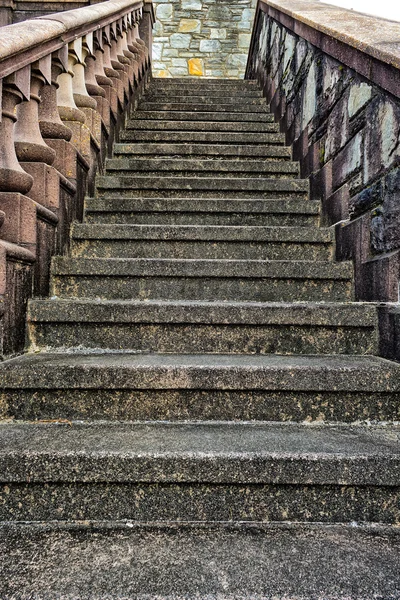 Alte Steintreppe an der Seite des Gebäudes — Stockfoto