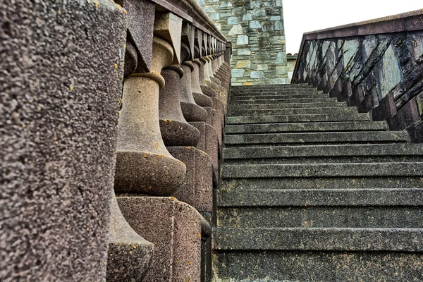 Eski, taş merdiven tarafındaki bina