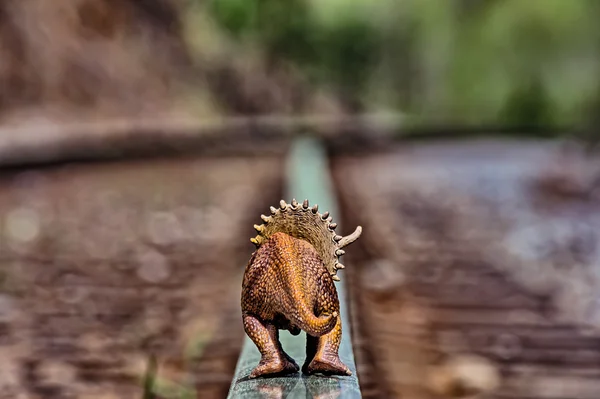 Brun triceratops dinosaurie går bort på järnväg spårar — Stockfoto