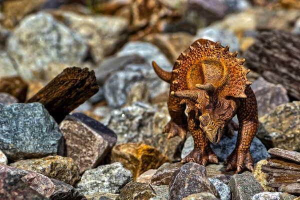 Brown Triceratops dinosaurie promenader bland stenarna — Stockfoto