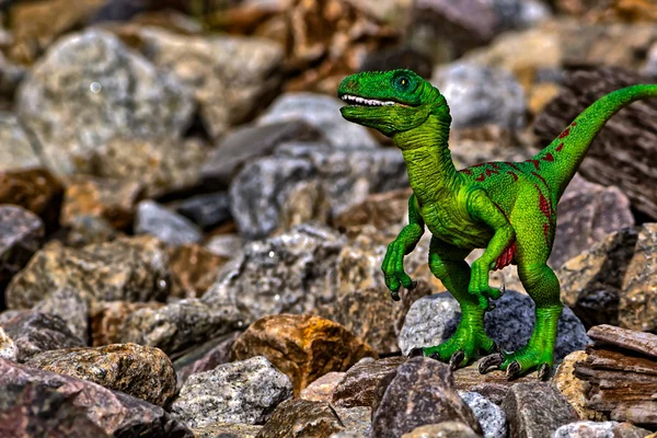 Grön Velociraptor dinosaurie promenader bland stenarna — Stockfoto