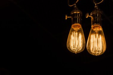 Vintage Edison ampul asılı siyah bir arka plan