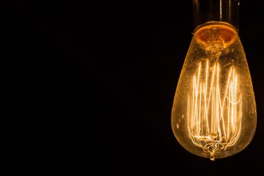 Vintage Edison ampul asılı siyah bir arka plan