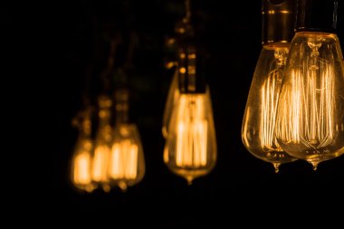 Vintage Edison ampul asılı siyah bir arka plan
