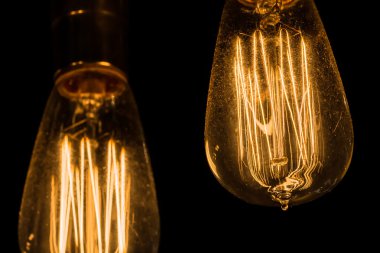 Vintage Edison ampul asılı siyah bir arka plan