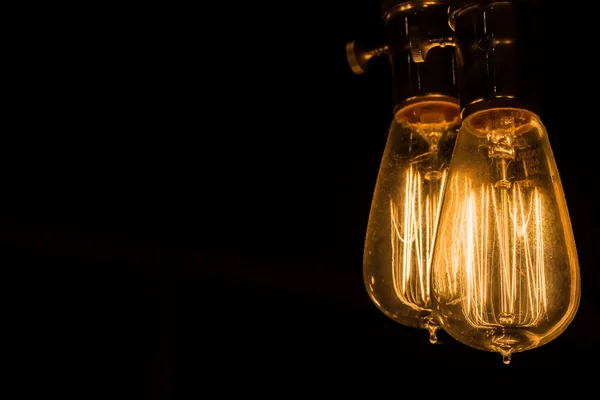 Vintage Edison ampul asılı siyah bir arka plan