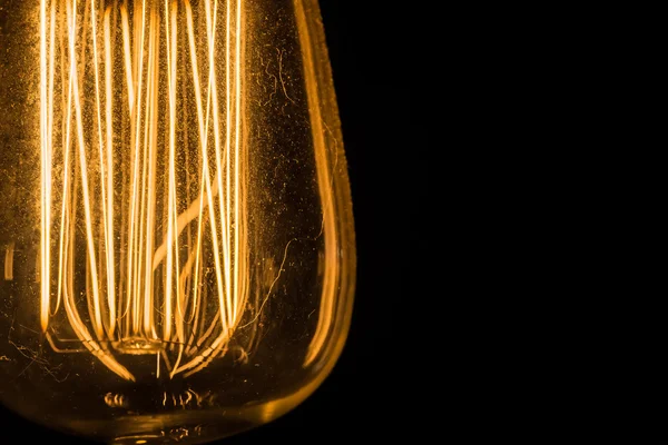 Vintage Edison ampul asılı siyah bir arka plan