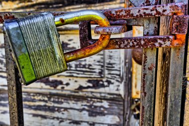 Rusty, eski, asma kilit kilitli bir mandal üzerinde yatay olarak
