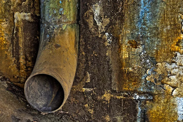 Rusty, staré, potrubí pod silniční most železniční — Stock fotografie
