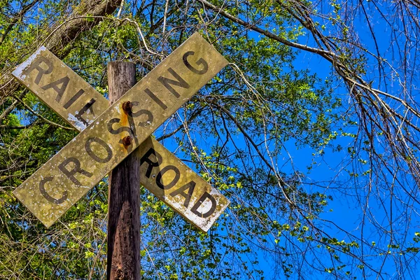 汚れたレール道路交差点の木造のサイン — ストック写真