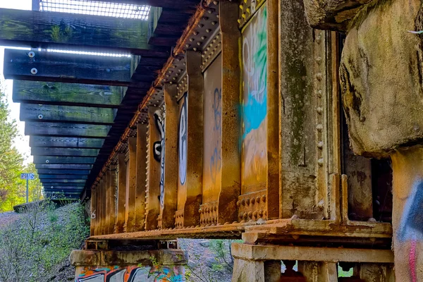 小さな川に架かる古い素朴な鉄道道路橋 — ストック写真