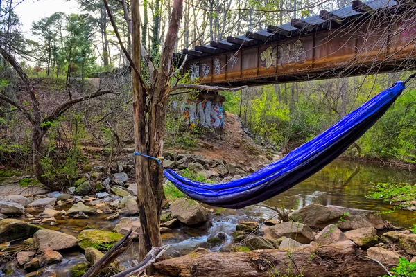 Eski rustik tren yolu köprüsü hamak ve nehir