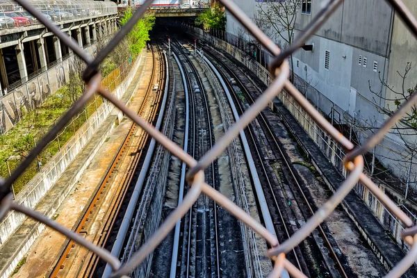 Trenes subterráneos que conducen a un túnel — Foto de Stock