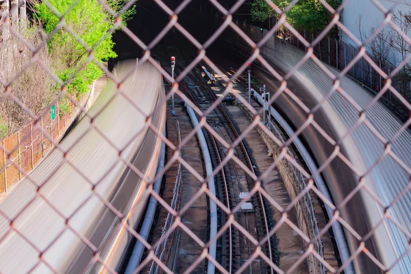 Hızlı bir şekilde yeraltı tüneli hareketli yolcu treni
