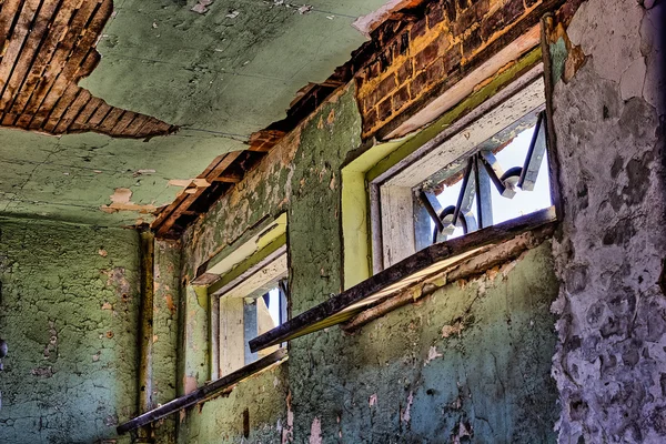 Abblätternde Farbe an Wänden eines Gebäudes — Stockfoto