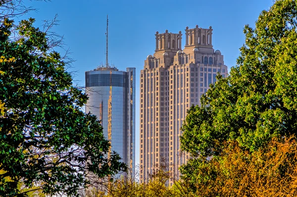 Atlanta cityscape buildings in between green trees — Stock Photo, Image