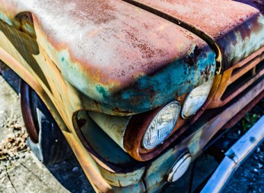 Rusty, eski, araba ormanda junked