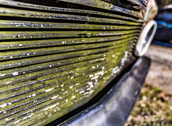 Rusty, viejo, coche chatarra en el bosque — Foto de Stock