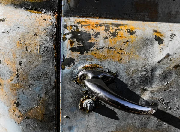 Rusty, velho, trancado maçaneta da porta do carro na floresta — Fotografia de Stock