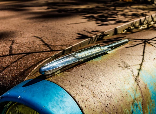 Rusty, velho, carro sujo na floresta — Fotografia de Stock