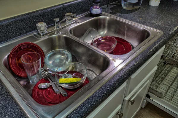 bir Lavaboda kirli bulaşıklar