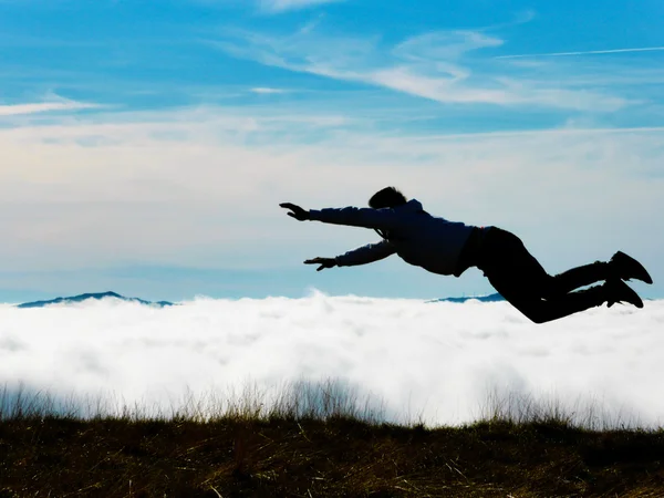 Mann versucht zu fliegen Stockfoto