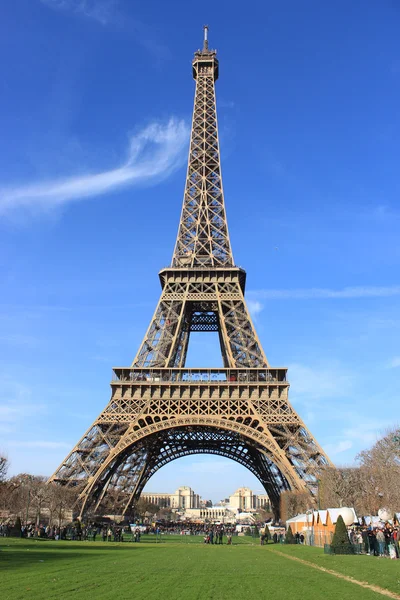 La torre Eiffel e il champ de mars — Foto Stock