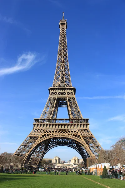 La torre eiffel und der Champ de mars — Stockfoto