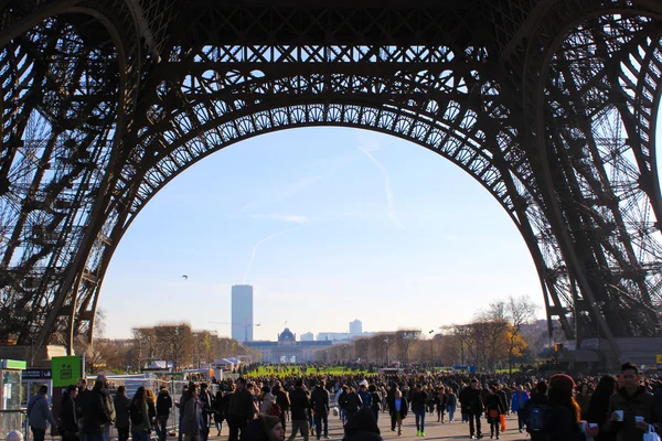 Turisti sotto la torre Eiffel; Parigi — Foto Stock