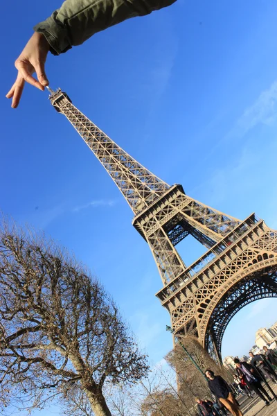 Die Spitze des Eiffelturms zwischen den Fingern — Stockfoto