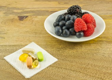 Antioksidanlar üzerinde ahşap masa galore