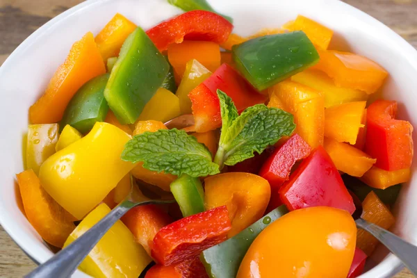 Ensalada de pimienta decorada con menta —  Fotos de Stock