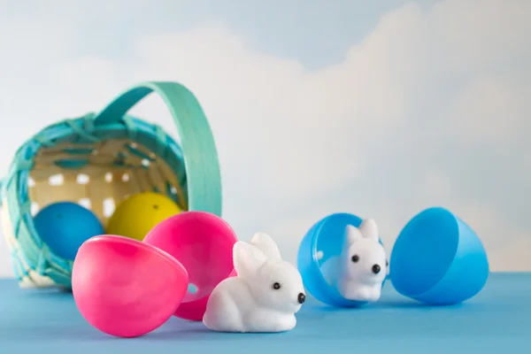 Koszyk z tworzywa sztucznego jaj i małe króliczki — Zdjęcie stockowe
