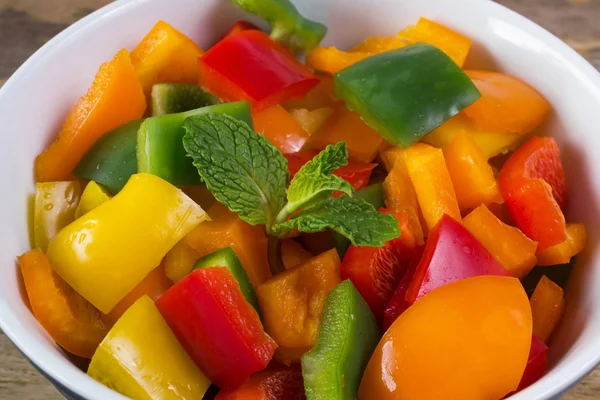 Ensalada de pimiento decorada con menta —  Fotos de Stock