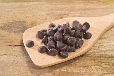 tahta kaşık üzerine çikolata parçaları