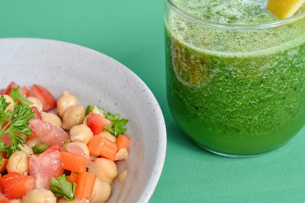 Detox smoothie and chickpea salad — Stock Photo, Image