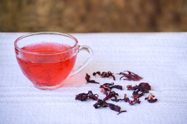 Ebegümeci çayı üzerinde beyaz masa örtüsü 