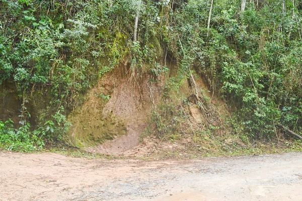 Erosion und Schlammlawine am Straßenrand — Stockfoto