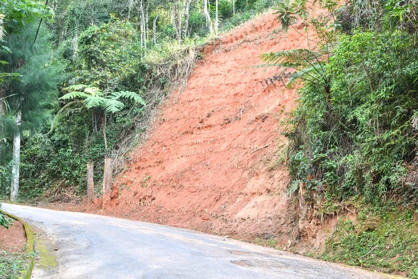 Erosion på sidan av vägen — Stockfoto